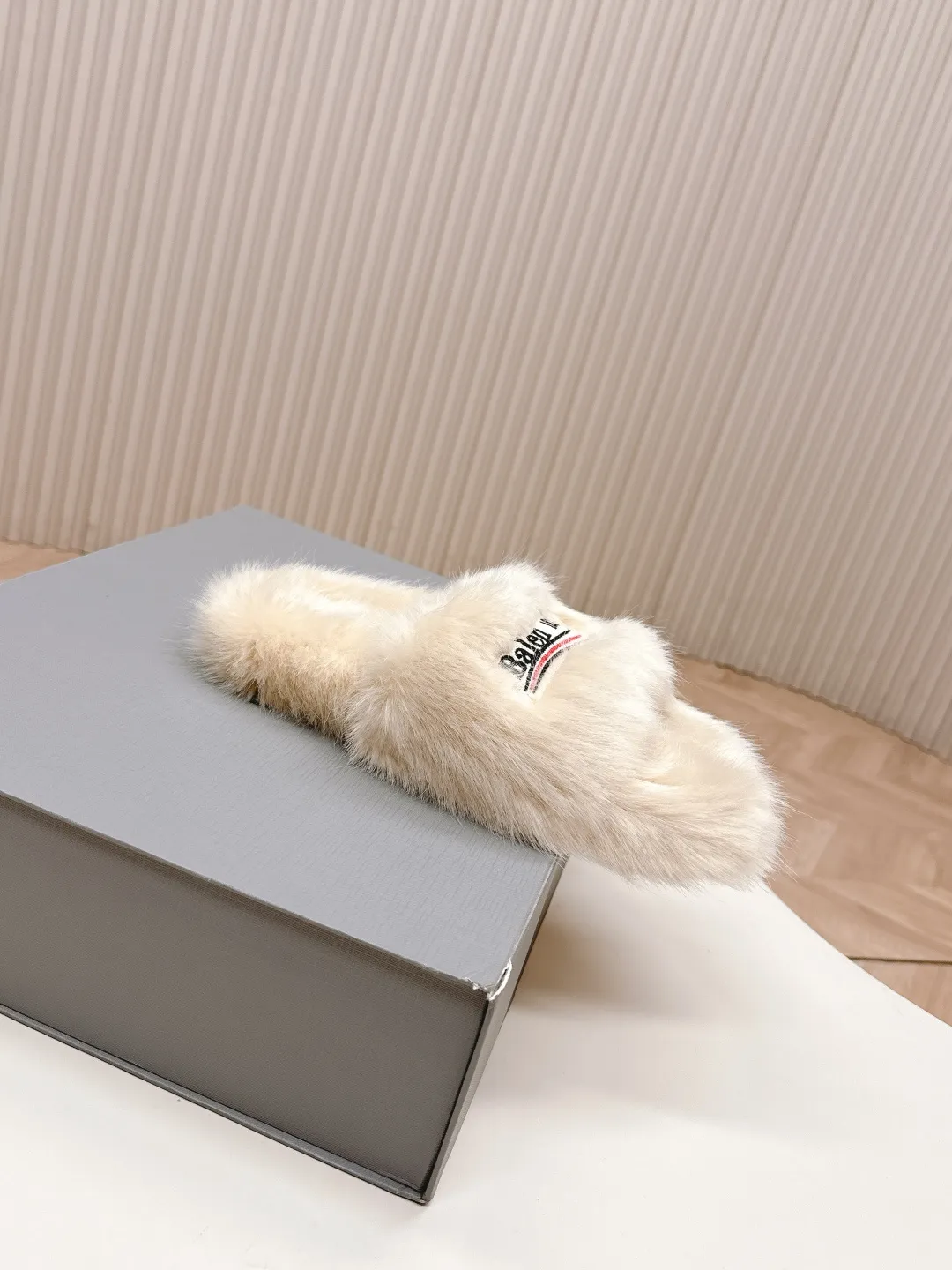 👟👟Ex-factory price 480👟👟 Balenciaga 2025 new color furry slippers. This furry slipper is really irresistible. It’s so cool and versatile~ The upper foot is super invincible, good-looking and comfortable. Fabric: Imported wool, soft and comfortable. Lining: original special material. Sole: original outsole. Size: 36-40.